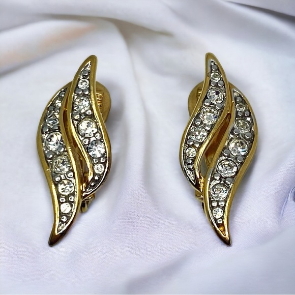 Vintage Monet Gold Tone Rhinestone Encrusted Leaf Clip On Earrings Signed - Picture 1 of 6